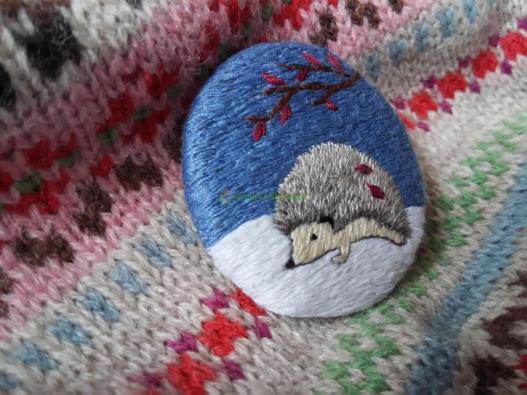 <div style=margin-left:10px><h1>Вышитая брошь </h1><p><a href="/catalog/ukrasheniya/">Прикраси</a> » <a href="/catalog/ukrasheniya/aksessuary/">Аксесуари</a></p><i class="fa fa-map-marker"></i> Полтавская область, Кременчуг<br /><br /><div class="socdata"><script src="//yastatic.net/es5-shims/0.0.2/es5-shims.min.js"></script>
                                            <script src="//yastatic.net/share2/share.js"></script>
                                            <div class="ya-share2" data-services="facebook,gplus,twitter,lj,viber,whatsapp,skype" data-counter=""></div></div>