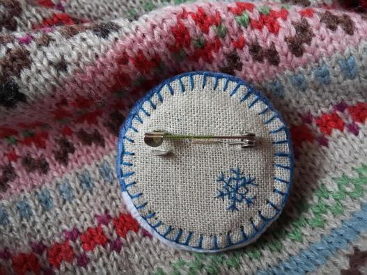 <div style=margin-left:10px><h1>Вышитая брошь </h1><p><a href="/catalog/ukrasheniya/">Прикраси</a> » <a href="/catalog/ukrasheniya/aksessuary/">Аксесуари</a></p><i class="fa fa-map-marker"></i> Полтавская область, Кременчуг<br /><br /><div class="socdata"><script src="//yastatic.net/es5-shims/0.0.2/es5-shims.min.js"></script>
                                            <script src="//yastatic.net/share2/share.js"></script>
                                            <div class="ya-share2" data-services="facebook,gplus,twitter,lj,viber,whatsapp,skype" data-counter=""></div></div>