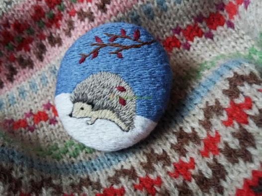 <div style=margin-left:10px><h1>Вышитая брошь </h1><p><a href="/catalog/ukrasheniya/">Прикраси</a> » <a href="/catalog/ukrasheniya/aksessuary/">Аксесуари</a></p><i class="fa fa-map-marker"></i> Полтавская область, Кременчуг<br /><br /><div class="socdata"><script src="//yastatic.net/es5-shims/0.0.2/es5-shims.min.js"></script>
                                            <script src="//yastatic.net/share2/share.js"></script>
                                            <div class="ya-share2" data-services="facebook,gplus,twitter,lj,viber,whatsapp,skype" data-counter=""></div></div>