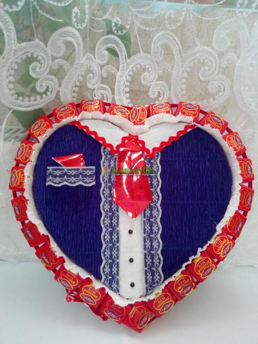 <div style=margin-left:10px><h1>Сердце из конфет </h1><p><a href="/catalog/ukrasheniya/">Прикраси</a> » <a href="/catalog/ukrasheniya/podarki/">Подарунки</a></p><i class="fa fa-map-marker"></i> Харьковская область, Песочин<br /><br /><div class="socdata"><script src="//yastatic.net/es5-shims/0.0.2/es5-shims.min.js"></script>
                                            <script src="//yastatic.net/share2/share.js"></script>
                                            <div class="ya-share2" data-services="facebook,gplus,twitter,lj,viber,whatsapp,skype" data-counter=""></div></div>