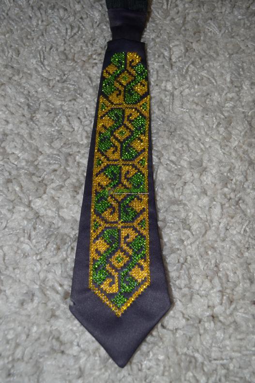 <div style=margin-left:10px><h1>Шикарные аксессуары, которые не останутся незамеченными!</h1><p><a href="/catalog/kartiny/">Картини</a> » <a href="/catalog/kartiny/vyshitye/">Вишиті</a></p><i class="fa fa-map-marker"></i> Днепропетровская область, Днепропетровск<br /><br /><div class="socdata"><script src="//yastatic.net/es5-shims/0.0.2/es5-shims.min.js"></script>
                                            <script src="//yastatic.net/share2/share.js"></script>
                                            <div class="ya-share2" data-services="facebook,gplus,twitter,lj,viber,whatsapp,skype" data-counter=""></div></div>