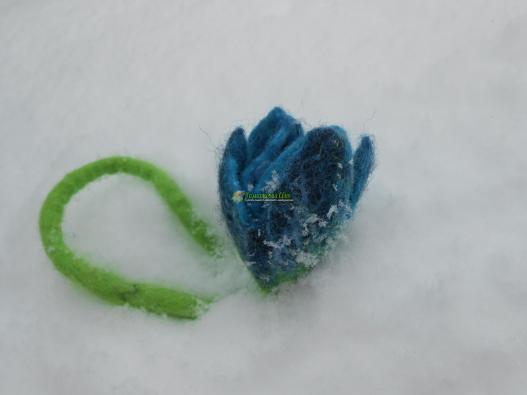 <div style=margin-left:10px><h1>Весенние пролески на женскую сумку или рюкзачок</h1><p><a href="/catalog/valyanie/">Валяння</a> » <a href="/catalog/valyanie/obschee/">Загальне</a></p><i class="fa fa-map-marker"></i> Донецкая область, Славянск<br /><br /><div class="socdata"><script src="//yastatic.net/es5-shims/0.0.2/es5-shims.min.js"></script>
                                            <script src="//yastatic.net/share2/share.js"></script>
                                            <div class="ya-share2" data-services="facebook,gplus,twitter,lj,viber,whatsapp,skype" data-counter=""></div></div>