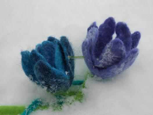 <div style=margin-left:10px><h1>Весенние пролески на женскую сумку или рюкзачок</h1><p><a href="/catalog/valyanie/">Валяння</a> » <a href="/catalog/valyanie/obschee/">Загальне</a></p><i class="fa fa-map-marker"></i> Донецкая область, Славянск<br /><br /><div class="socdata"><script src="//yastatic.net/es5-shims/0.0.2/es5-shims.min.js"></script>
                                            <script src="//yastatic.net/share2/share.js"></script>
                                            <div class="ya-share2" data-services="facebook,gplus,twitter,lj,viber,whatsapp,skype" data-counter=""></div></div>