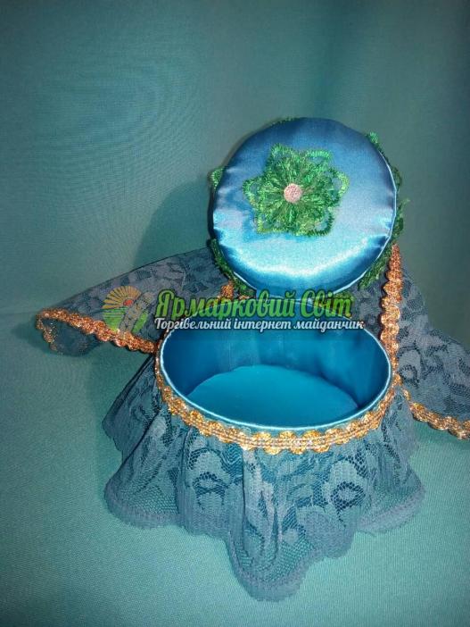 <div style=margin-left:10px><h1>Кукла-шкатулка "Барыня"</h1><p><a href="/catalog/ukrasheniya/">Прикраси</a> » <a href="/catalog/ukrasheniya/podarki/">Подарунки</a></p><i class="fa fa-map-marker"></i> Харьковская область, Харьков<br /><br /><div class="socdata"><script src="//yastatic.net/es5-shims/0.0.2/es5-shims.min.js"></script>
                                            <script src="//yastatic.net/share2/share.js"></script>
                                            <div class="ya-share2" data-services="facebook,gplus,twitter,lj,viber,whatsapp,skype" data-counter=""></div></div>