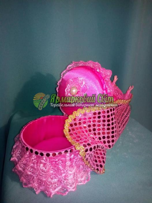 <div style=margin-left:10px><h1>Кукла-шкатулка "Принцесса"</h1><p><a href="/catalog/ukrasheniya/">Прикраси</a> » <a href="/catalog/ukrasheniya/podarki/">Подарунки</a></p><i class="fa fa-map-marker"></i> Харьковская область, Харьков<br /><br /><div class="socdata"><script src="//yastatic.net/es5-shims/0.0.2/es5-shims.min.js"></script>
                                            <script src="//yastatic.net/share2/share.js"></script>
                                            <div class="ya-share2" data-services="facebook,gplus,twitter,lj,viber,whatsapp,skype" data-counter=""></div></div>