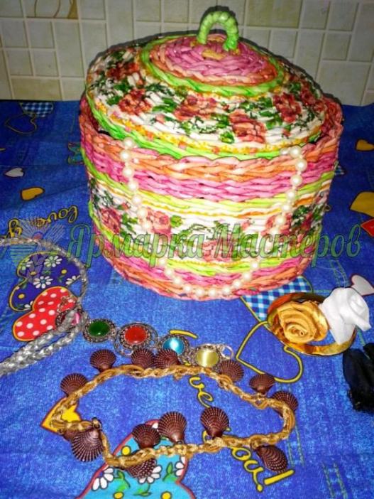 <div style=margin-left:10px><h1>Поделки плетеные из бумаги</h1><p><a href="/catalog/ukrasheniya/">Прикраси</a> » <a href="/catalog/ukrasheniya/podarki/">Подарунки</a></p><i class="fa fa-map-marker"></i> Херсонская область, Новая Каховка<br /><br /><div class="socdata"><script src="//yastatic.net/es5-shims/0.0.2/es5-shims.min.js"></script>
                                            <script src="//yastatic.net/share2/share.js"></script>
                                            <div class="ya-share2" data-services="facebook,gplus,twitter,lj,viber,whatsapp,skype" data-counter=""></div></div>