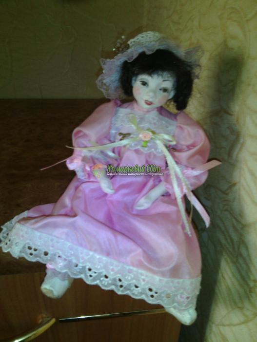 <div style=margin-left:10px><h1>Фарфоровая кукла</h1><p><a href="/catalog/igrushki/">Iграшки</a> » <a href="/catalog/igrushki/kukly/">Кукли</a></p><i class="fa fa-map-marker"></i> Полтавская область, Миргород<br /><br /><div class="socdata"><script src="//yastatic.net/es5-shims/0.0.2/es5-shims.min.js"></script>
                                            <script src="//yastatic.net/share2/share.js"></script>
                                            <div class="ya-share2" data-services="facebook,gplus,twitter,lj,viber,whatsapp,skype" data-counter=""></div></div>