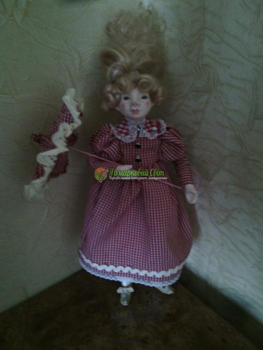 <div style=margin-left:10px><h1>Фарфоровая кукла</h1><p><a href="/catalog/igrushki/">Iграшки</a> » <a href="/catalog/igrushki/kukly/">Кукли</a></p><i class="fa fa-map-marker"></i> Полтавская область, Миргород<br /><br /><div class="socdata"><script src="//yastatic.net/es5-shims/0.0.2/es5-shims.min.js"></script>
                                            <script src="//yastatic.net/share2/share.js"></script>
                                            <div class="ya-share2" data-services="facebook,gplus,twitter,lj,viber,whatsapp,skype" data-counter=""></div></div>