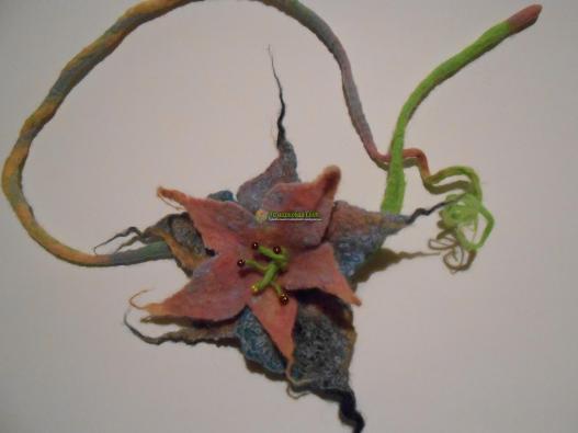 <div style=margin-left:10px><h1>Валяная брошь - цветущая лилия</h1><p><a href="/catalog/valyanie/">Валяння</a> » <a href="/catalog/valyanie/obschee/">Загальне</a></p><i class="fa fa-map-marker"></i> Донецкая область, Славянск<br /><br /><div class="socdata"><script src="//yastatic.net/es5-shims/0.0.2/es5-shims.min.js"></script>
                                            <script src="//yastatic.net/share2/share.js"></script>
                                            <div class="ya-share2" data-services="facebook,gplus,twitter,lj,viber,whatsapp,skype" data-counter=""></div></div>