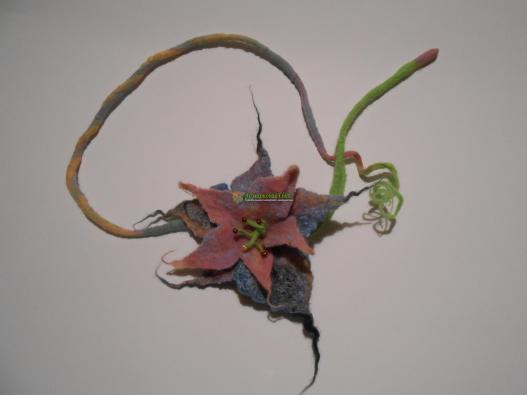 <div style=margin-left:10px><h1>Валяная брошь - цветущая лилия</h1><p><a href="/catalog/valyanie/">Валяння</a> » <a href="/catalog/valyanie/obschee/">Загальне</a></p><i class="fa fa-map-marker"></i> Донецкая область, Славянск<br /><br /><div class="socdata"><script src="//yastatic.net/es5-shims/0.0.2/es5-shims.min.js"></script>
                                            <script src="//yastatic.net/share2/share.js"></script>
                                            <div class="ya-share2" data-services="facebook,gplus,twitter,lj,viber,whatsapp,skype" data-counter=""></div></div>