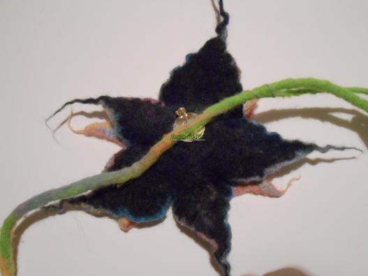 <div style=margin-left:10px><h1>Валяная брошь - цветущая лилия</h1><p><a href="/catalog/valyanie/">Валяння</a> » <a href="/catalog/valyanie/obschee/">Загальне</a></p><i class="fa fa-map-marker"></i> Донецкая область, Славянск<br /><br /><div class="socdata"><script src="//yastatic.net/es5-shims/0.0.2/es5-shims.min.js"></script>
                                            <script src="//yastatic.net/share2/share.js"></script>
                                            <div class="ya-share2" data-services="facebook,gplus,twitter,lj,viber,whatsapp,skype" data-counter=""></div></div>