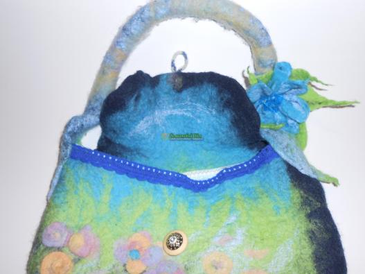 <div style=margin-left:10px><h1>Валяная сумочка- Весенний расцвет</h1><p><a href="/catalog/valyanie/">Валяння</a> » <a href="/catalog/valyanie/obschee/">Загальне</a></p><i class="fa fa-map-marker"></i> Донецкая область, Славянск<br /><br /><div class="socdata"><script src="//yastatic.net/es5-shims/0.0.2/es5-shims.min.js"></script>
                                            <script src="//yastatic.net/share2/share.js"></script>
                                            <div class="ya-share2" data-services="facebook,gplus,twitter,lj,viber,whatsapp,skype" data-counter=""></div></div>