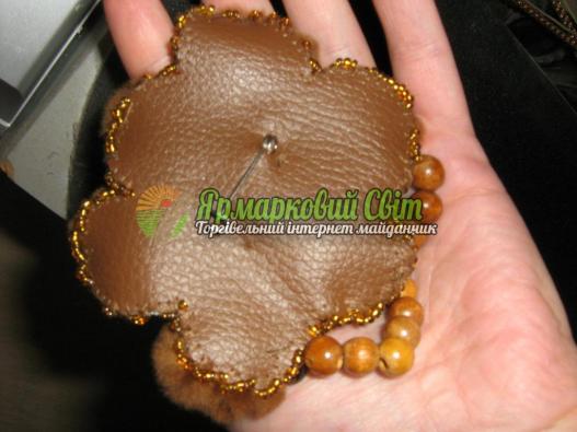 <div style=margin-left:10px><h1>Брошка из меха норки, эко-кожи и бисера</h1><p><a href="/catalog/bijuteriya/">Біжутерія</a> » <a href="/catalog/bijuteriya/drugaya-bijuteriya/">Iнша біжутерія</a></p><i class="fa fa-map-marker"></i> Запорожская область, Запорожье<br /><br /><div class="socdata"><script src="//yastatic.net/es5-shims/0.0.2/es5-shims.min.js"></script>
                                            <script src="//yastatic.net/share2/share.js"></script>
                                            <div class="ya-share2" data-services="facebook,gplus,twitter,lj,viber,whatsapp,skype" data-counter=""></div></div>