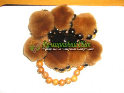 <div style=margin-left:10px><h1>Брошка из меха норки, эко-кожи и бисера</h1><p><a href="/catalog/bijuteriya/">Біжутерія</a> » <a href="/catalog/bijuteriya/drugaya-bijuteriya/">Iнша біжутерія</a></p><i class="fa fa-map-marker"></i> Запорожская область, Запорожье<br /><br /><div class="socdata"><script src="//yastatic.net/es5-shims/0.0.2/es5-shims.min.js"></script>
                                            <script src="//yastatic.net/share2/share.js"></script>
                                            <div class="ya-share2" data-services="facebook,gplus,twitter,lj,viber,whatsapp,skype" data-counter=""></div></div>