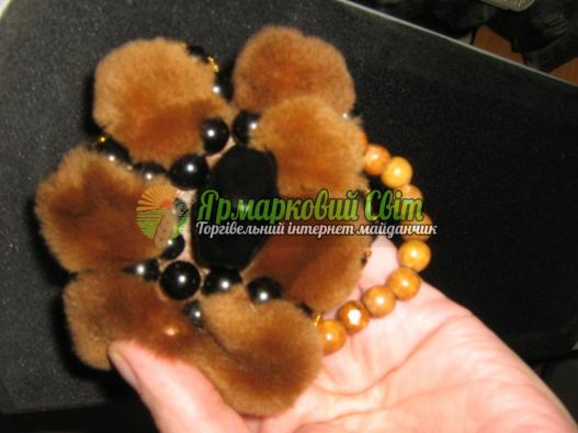 <div style=margin-left:10px><h1>Брошка из меха норки, эко-кожи и бисера</h1><p><a href="/catalog/bijuteriya/">Біжутерія</a> » <a href="/catalog/bijuteriya/drugaya-bijuteriya/">Iнша біжутерія</a></p><i class="fa fa-map-marker"></i> Запорожская область, Запорожье<br /><br /><div class="socdata"><script src="//yastatic.net/es5-shims/0.0.2/es5-shims.min.js"></script>
                                            <script src="//yastatic.net/share2/share.js"></script>
                                            <div class="ya-share2" data-services="facebook,gplus,twitter,lj,viber,whatsapp,skype" data-counter=""></div></div>