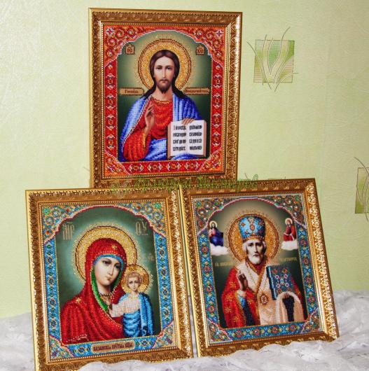 <div style=margin-left:10px><h1>Сияющая икона Богородица, Исус Христос, Николай Угодник триптих</h1><p><a href="/catalog/podarki--suveniry/">Подарунки, сувеніри</a> » <a href="/catalog/podarki--suveniry/podarki/">Подарунки</a></p><i class="fa fa-map-marker"></i> Киевская область, Киев<br /><br /><div class="socdata"><script src="//yastatic.net/es5-shims/0.0.2/es5-shims.min.js"></script>
                                            <script src="//yastatic.net/share2/share.js"></script>
                                            <div class="ya-share2" data-services="facebook,gplus,twitter,lj,viber,whatsapp,skype" data-counter=""></div></div>