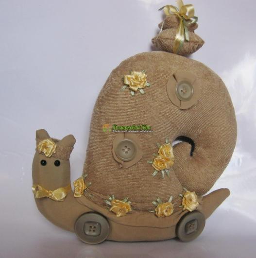 <div style=margin-left:10px><h1>Тильда улитка + подушка</h1><p><a href="/catalog/ukrasheniya/">Прикраси</a> » <a href="/catalog/ukrasheniya/podarki/">Подарунки</a></p><i class="fa fa-map-marker"></i> Днепропетровская область, Днепропетровск<br /><br /><div class="socdata"><script src="//yastatic.net/es5-shims/0.0.2/es5-shims.min.js"></script>
                                            <script src="//yastatic.net/share2/share.js"></script>
                                            <div class="ya-share2" data-services="facebook,gplus,twitter,lj,viber,whatsapp,skype" data-counter=""></div></div>