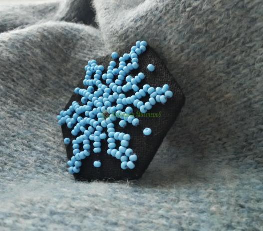 <div style=margin-left:10px><h1>Брошь снежинка  «Голубое очарование»</h1><p><a href="/catalog/bijuteriya/">Біжутерія</a> » <a href="/catalog/bijuteriya/drugaya-bijuteriya/">Iнша біжутерія</a></p><i class="fa fa-map-marker"></i> Полтавская область, Кременчуг<br /><br /><div class="socdata"><script src="//yastatic.net/es5-shims/0.0.2/es5-shims.min.js"></script>
                                            <script src="//yastatic.net/share2/share.js"></script>
                                            <div class="ya-share2" data-services="facebook,gplus,twitter,lj,viber,whatsapp,skype" data-counter=""></div></div>