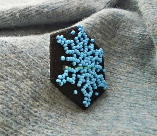 <div style=margin-left:10px><h1>Брошь снежинка  «Голубое очарование»</h1><p><a href="/catalog/bijuteriya/">Біжутерія</a> » <a href="/catalog/bijuteriya/drugaya-bijuteriya/">Iнша біжутерія</a></p><i class="fa fa-map-marker"></i> Полтавская область, Кременчуг<br /><br /><div class="socdata"><script src="//yastatic.net/es5-shims/0.0.2/es5-shims.min.js"></script>
                                            <script src="//yastatic.net/share2/share.js"></script>
                                            <div class="ya-share2" data-services="facebook,gplus,twitter,lj,viber,whatsapp,skype" data-counter=""></div></div>