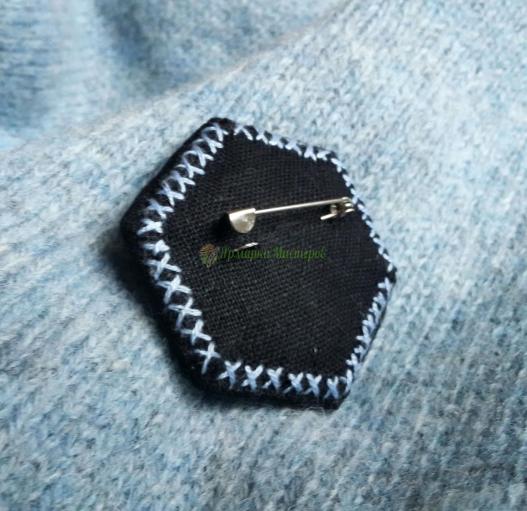 <div style=margin-left:10px><h1>Брошь снежинка  «Голубое очарование»</h1><p><a href="/catalog/bijuteriya/">Біжутерія</a> » <a href="/catalog/bijuteriya/drugaya-bijuteriya/">Iнша біжутерія</a></p><i class="fa fa-map-marker"></i> Полтавская область, Кременчуг<br /><br /><div class="socdata"><script src="//yastatic.net/es5-shims/0.0.2/es5-shims.min.js"></script>
                                            <script src="//yastatic.net/share2/share.js"></script>
                                            <div class="ya-share2" data-services="facebook,gplus,twitter,lj,viber,whatsapp,skype" data-counter=""></div></div>