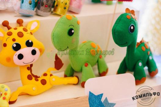 <div style=margin-left:10px><h1>Динозавр</h1><p><a href="/catalog/igrushki/">Iграшки</a> » <a href="/catalog/igrushki/myagkie/">М'які</a></p><i class="fa fa-map-marker"></i> Одесская область, Ильичевск<br /><br /><div class="socdata"><script src="//yastatic.net/es5-shims/0.0.2/es5-shims.min.js"></script>
                                            <script src="//yastatic.net/share2/share.js"></script>
                                            <div class="ya-share2" data-services="facebook,gplus,twitter,lj,viber,whatsapp,skype" data-counter=""></div></div>