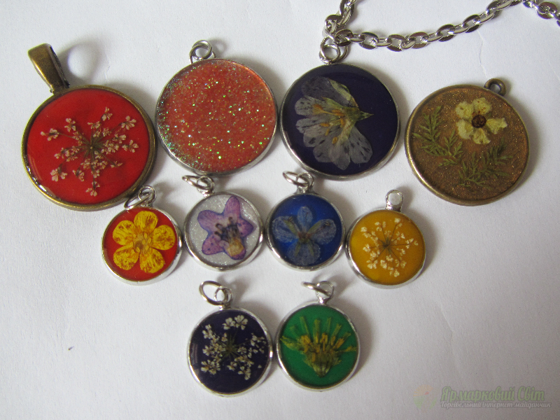 <div style=margin-left:10px><h1>Кулони з ювелірної смоли</h1><p><a href="/catalog/ukrasheniya/">Прикраси</a> » <a href="/catalog/ukrasheniya/aksessuary/">Аксесуари</a></p><i class="fa fa-map-marker"></i> Киевская область, Киев<br /><br /><div class="socdata"><script src="//yastatic.net/es5-shims/0.0.2/es5-shims.min.js"></script>
                                            <script src="//yastatic.net/share2/share.js"></script>
                                            <div class="ya-share2" data-services="facebook,gplus,twitter,lj,viber,whatsapp,skype" data-counter=""></div></div>