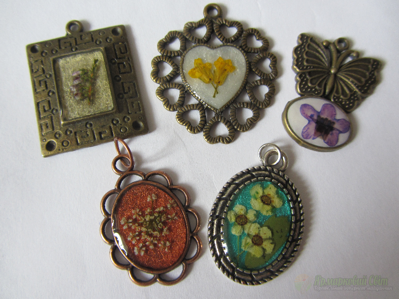 <div style=margin-left:10px><h1>Кулони з ювелірної смоли</h1><p><a href="/catalog/ukrasheniya/">Прикраси</a> » <a href="/catalog/ukrasheniya/aksessuary/">Аксесуари</a></p><i class="fa fa-map-marker"></i> Киевская область, Киев<br /><br /><div class="socdata"><script src="//yastatic.net/es5-shims/0.0.2/es5-shims.min.js"></script>
                                            <script src="//yastatic.net/share2/share.js"></script>
                                            <div class="ya-share2" data-services="facebook,gplus,twitter,lj,viber,whatsapp,skype" data-counter=""></div></div>