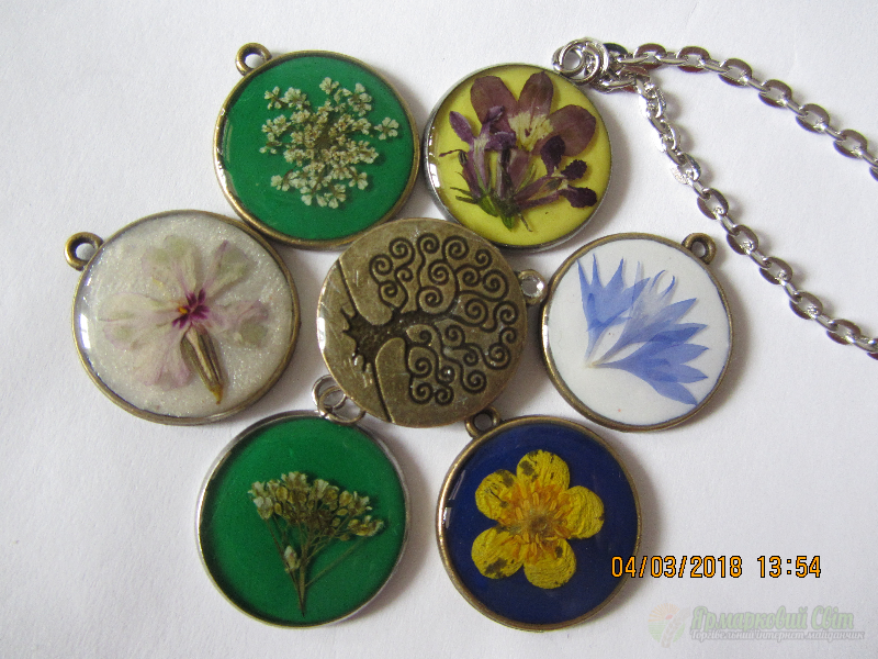 <div style=margin-left:10px><h1>Кулони з ювелірної смоли</h1><p><a href="/catalog/ukrasheniya/">Прикраси</a> » <a href="/catalog/ukrasheniya/aksessuary/">Аксесуари</a></p><i class="fa fa-map-marker"></i> Киевская область, Киев<br /><br /><div class="socdata"><script src="//yastatic.net/es5-shims/0.0.2/es5-shims.min.js"></script>
                                            <script src="//yastatic.net/share2/share.js"></script>
                                            <div class="ya-share2" data-services="facebook,gplus,twitter,lj,viber,whatsapp,skype" data-counter=""></div></div>