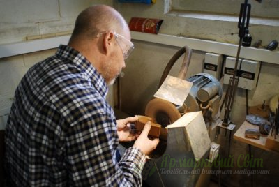 <div style=margin-left:10px><h1>Реставрирую курительные трубки  и сувениры из дерева. Качественно.</h1><p><a href="/catalog/dekor/">Декор</a> » <a href="/catalog/dekor/drugoe/">Iнше</a></p><i class="fa fa-map-marker"></i> Киевская область, Киев<br /><br /><div class="socdata"><script src="//yastatic.net/es5-shims/0.0.2/es5-shims.min.js"></script>
                                            <script src="//yastatic.net/share2/share.js"></script>
                                            <div class="ya-share2" data-services="facebook,gplus,twitter,lj,viber,whatsapp,skype" data-counter=""></div></div>