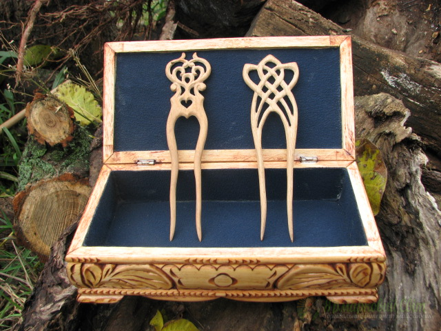 <div style=margin-left:10px><h1>Деревянные заколки для волос из вырезанные из редких пород дерева.</h1><p><a href="/catalog/kosmetika/">Косметика</a> » <a href="/catalog/kosmetika/dlya-volos/">Для волосся
</a></p><i class="fa fa-map-marker"></i> Киевская область, Киев<br /><br /><div class="socdata"><script src="//yastatic.net/es5-shims/0.0.2/es5-shims.min.js"></script>
                                            <script src="//yastatic.net/share2/share.js"></script>
                                            <div class="ya-share2" data-services="facebook,gplus,twitter,lj,viber,whatsapp,skype" data-counter=""></div></div>