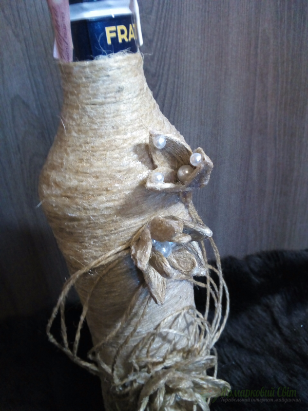 <div style=margin-left:10px><h1>Бутылка вина </h1><p><a href="/catalog/ukrasheniya/">Прикраси</a> » <a href="/catalog/ukrasheniya/podarki/">Подарунки</a></p><i class="fa fa-map-marker"></i> Хмельницкая область, Изяслав<br /><br /><div class="socdata"><script src="//yastatic.net/es5-shims/0.0.2/es5-shims.min.js"></script>
                                            <script src="//yastatic.net/share2/share.js"></script>
                                            <div class="ya-share2" data-services="facebook,gplus,twitter,lj,viber,whatsapp,skype" data-counter=""></div></div>