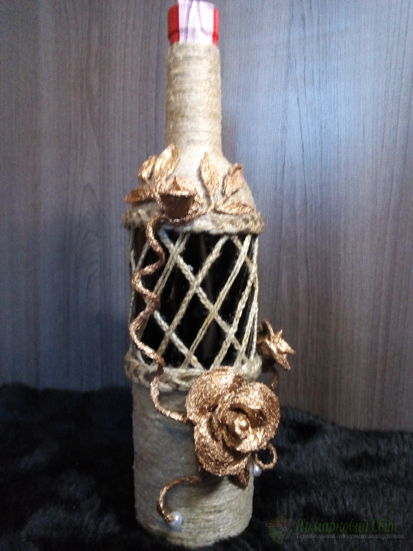 <div style=margin-left:10px><h1>Бутылка вина "Золотые розы" </h1><p><a href="/catalog/ukrasheniya/">Прикраси</a> » <a href="/catalog/ukrasheniya/podarki/">Подарунки</a></p><i class="fa fa-map-marker"></i> Хмельницкая область, Изяслав<br /><br /><div class="socdata"><script src="//yastatic.net/es5-shims/0.0.2/es5-shims.min.js"></script>
                                            <script src="//yastatic.net/share2/share.js"></script>
                                            <div class="ya-share2" data-services="facebook,gplus,twitter,lj,viber,whatsapp,skype" data-counter=""></div></div>