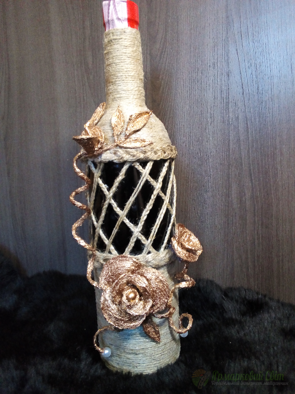 <div style=margin-left:10px><h1>Бутылка вина "Золотые розы" </h1><p><a href="/catalog/ukrasheniya/">Прикраси</a> » <a href="/catalog/ukrasheniya/podarki/">Подарунки</a></p><i class="fa fa-map-marker"></i> Хмельницкая область, Изяслав<br /><br /><div class="socdata"><script src="//yastatic.net/es5-shims/0.0.2/es5-shims.min.js"></script>
                                            <script src="//yastatic.net/share2/share.js"></script>
                                            <div class="ya-share2" data-services="facebook,gplus,twitter,lj,viber,whatsapp,skype" data-counter=""></div></div>