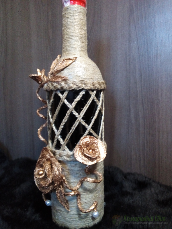 <div style=margin-left:10px><h1>Бутылка вина "Золотые розы" </h1><p><a href="/catalog/ukrasheniya/">Прикраси</a> » <a href="/catalog/ukrasheniya/podarki/">Подарунки</a></p><i class="fa fa-map-marker"></i> Хмельницкая область, Изяслав<br /><br /><div class="socdata"><script src="//yastatic.net/es5-shims/0.0.2/es5-shims.min.js"></script>
                                            <script src="//yastatic.net/share2/share.js"></script>
                                            <div class="ya-share2" data-services="facebook,gplus,twitter,lj,viber,whatsapp,skype" data-counter=""></div></div>