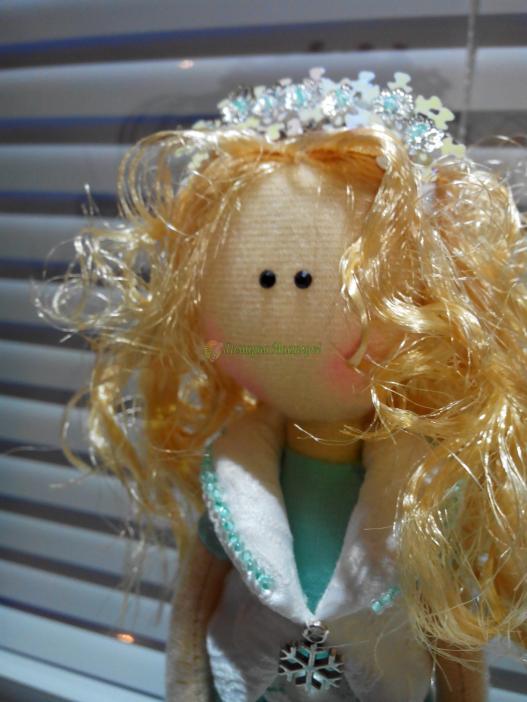 <div style=margin-left:10px><h1>Новогодняя кукла</h1><p><a href="/catalog/igrushki/">Iграшки</a> » <a href="/catalog/igrushki/kukly/">Кукли</a></p><i class="fa fa-map-marker"></i> Кировоградская область, Кировоград<br /><br /><div class="socdata"><script src="//yastatic.net/es5-shims/0.0.2/es5-shims.min.js"></script>
                                            <script src="//yastatic.net/share2/share.js"></script>
                                            <div class="ya-share2" data-services="facebook,gplus,twitter,lj,viber,whatsapp,skype" data-counter=""></div></div>