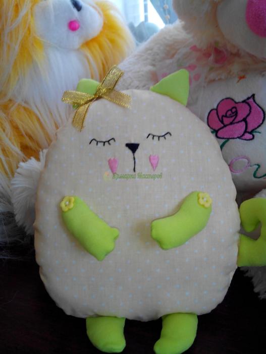 <div style=margin-left:10px><h1>Котик-подушка</h1><p><a href="/catalog/igrushki/">Iграшки</a> » <a href="/catalog/igrushki/myagkie/">М'які</a></p><i class="fa fa-map-marker"></i> Кировоградская область, Кировоград<br /><br /><div class="socdata"><script src="//yastatic.net/es5-shims/0.0.2/es5-shims.min.js"></script>
                                            <script src="//yastatic.net/share2/share.js"></script>
                                            <div class="ya-share2" data-services="facebook,gplus,twitter,lj,viber,whatsapp,skype" data-counter=""></div></div>