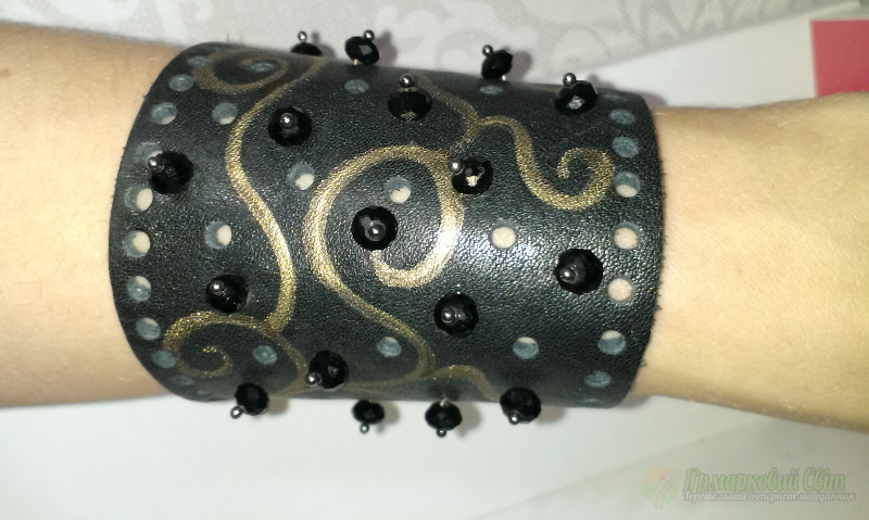 <div style=margin-left:10px><h1>браслет из натуральной кожи</h1><p><a href="/catalog/bijuteriya/">Біжутерія</a> » <a href="/catalog/bijuteriya/braslety/">Браслети</a></p><i class="fa fa-map-marker"></i> Днепропетровская область, Днепропетровск<br /><br /><div class="socdata"><script src="//yastatic.net/es5-shims/0.0.2/es5-shims.min.js"></script>
                                            <script src="//yastatic.net/share2/share.js"></script>
                                            <div class="ya-share2" data-services="facebook,gplus,twitter,lj,viber,whatsapp,skype" data-counter=""></div></div>