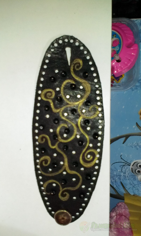 <div style=margin-left:10px><h1>браслет из натуральной кожи</h1><p><a href="/catalog/bijuteriya/">Біжутерія</a> » <a href="/catalog/bijuteriya/braslety/">Браслети</a></p><i class="fa fa-map-marker"></i> Днепропетровская область, Днепропетровск<br /><br /><div class="socdata"><script src="//yastatic.net/es5-shims/0.0.2/es5-shims.min.js"></script>
                                            <script src="//yastatic.net/share2/share.js"></script>
                                            <div class="ya-share2" data-services="facebook,gplus,twitter,lj,viber,whatsapp,skype" data-counter=""></div></div>