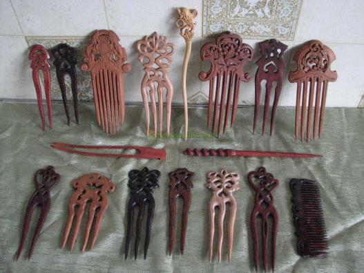 <div style=margin-left:10px><h1>Деревянные заколки вырезанные из корня редких пород . Авторские.</h1><p><a href="/catalog/aksessuary/">Аксесуари</a> » <a href="/catalog/aksessuary/zakolki--zajimy/">Шпильки, затискачі</a></p><i class="fa fa-map-marker"></i> Киевская область, Киев<br /><br /><div class="socdata"><script src="//yastatic.net/es5-shims/0.0.2/es5-shims.min.js"></script>
                                            <script src="//yastatic.net/share2/share.js"></script>
                                            <div class="ya-share2" data-services="facebook,gplus,twitter,lj,viber,whatsapp,skype" data-counter=""></div></div>