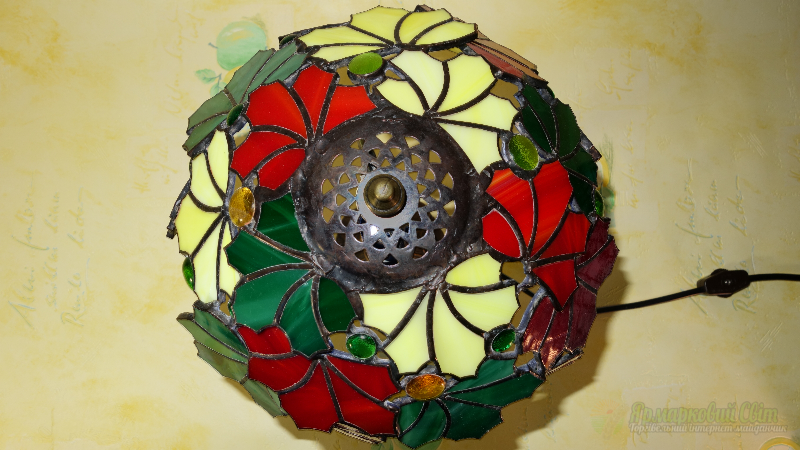 <div style=margin-left:10px><h1>Лампа настольная. Витраж Тиффани.</h1><p><a href="/catalog/dekor/">Декор</a> » <a href="/catalog/dekor/drugoe/">Iнше</a></p><i class="fa fa-map-marker"></i> Закарпатская область, Мукачево<br /><br /><div class="socdata"><script src="//yastatic.net/es5-shims/0.0.2/es5-shims.min.js"></script>
                                            <script src="//yastatic.net/share2/share.js"></script>
                                            <div class="ya-share2" data-services="facebook,gplus,twitter,lj,viber,whatsapp,skype" data-counter=""></div></div>