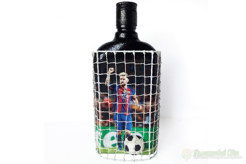 <div style=margin-left:10px><h1>Футбольному фанату ФК Барселона Месси Лионель Декор бутылки  Подарок мужчине на день рождения </h1><p><a href="/catalog/podarki--suveniry/">Подарунки, сувеніри</a> » <a href="/catalog/podarki--suveniry/podarki/">Подарунки</a></p><i class="fa fa-map-marker"></i> Донецкая область, Мариуполь<br /><br /><div class="socdata"><script src="//yastatic.net/es5-shims/0.0.2/es5-shims.min.js"></script>
                                            <script src="//yastatic.net/share2/share.js"></script>
                                            <div class="ya-share2" data-services="facebook,gplus,twitter,lj,viber,whatsapp,skype" data-counter=""></div></div>