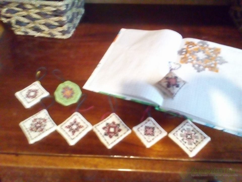 <div style=margin-left:10px><h1>Брелок-охранка</h1><p><a href="/catalog/kartiny/">Картини</a> » <a href="/catalog/kartiny/vyshitye/">Вишиті</a></p><i class="fa fa-map-marker"></i> Киевская область, Киев<br /><br /><div class="socdata"><script src="//yastatic.net/es5-shims/0.0.2/es5-shims.min.js"></script>
                                            <script src="//yastatic.net/share2/share.js"></script>
                                            <div class="ya-share2" data-services="facebook,gplus,twitter,lj,viber,whatsapp,skype" data-counter=""></div></div>