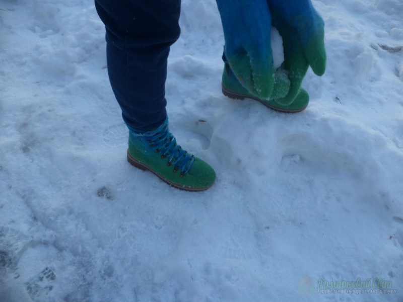 <div style=margin-left:10px><h1>валенки женские Голубая лагуна</h1><p><a href="/catalog/valyanie/">Валяння</a> » <a href="/catalog/valyanie/obschee/">Загальне</a></p><i class="fa fa-map-marker"></i> Донецкая область, Артемовск<br /><br /><div class="socdata"><script src="//yastatic.net/es5-shims/0.0.2/es5-shims.min.js"></script>
                                            <script src="//yastatic.net/share2/share.js"></script>
                                            <div class="ya-share2" data-services="facebook,gplus,twitter,lj,viber,whatsapp,skype" data-counter=""></div></div>