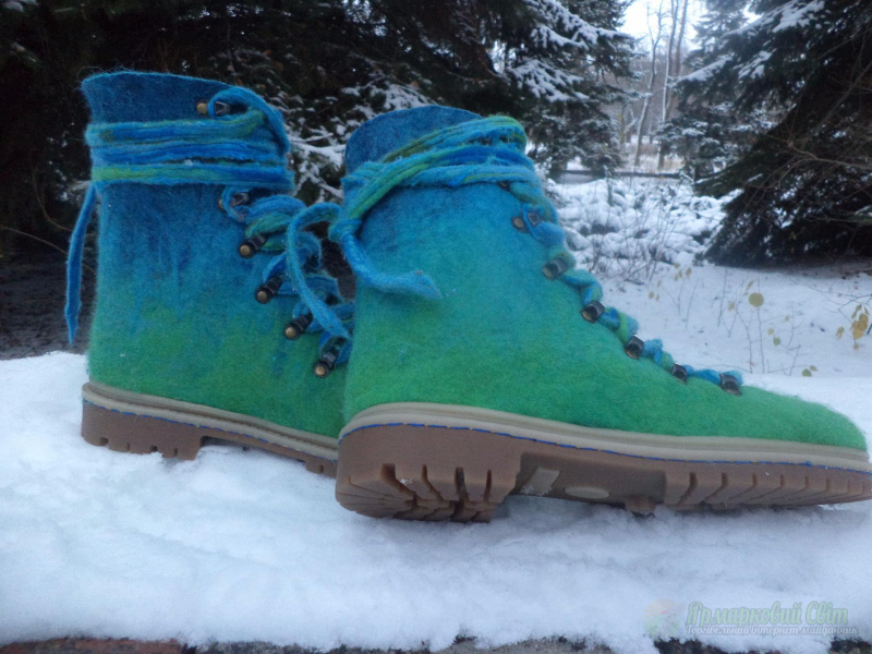 <div style=margin-left:10px><h1>валенки женские Голубая лагуна</h1><p><a href="/catalog/valyanie/">Валяння</a> » <a href="/catalog/valyanie/obschee/">Загальне</a></p><i class="fa fa-map-marker"></i> Донецкая область, Артемовск<br /><br /><div class="socdata"><script src="//yastatic.net/es5-shims/0.0.2/es5-shims.min.js"></script>
                                            <script src="//yastatic.net/share2/share.js"></script>
                                            <div class="ya-share2" data-services="facebook,gplus,twitter,lj,viber,whatsapp,skype" data-counter=""></div></div>