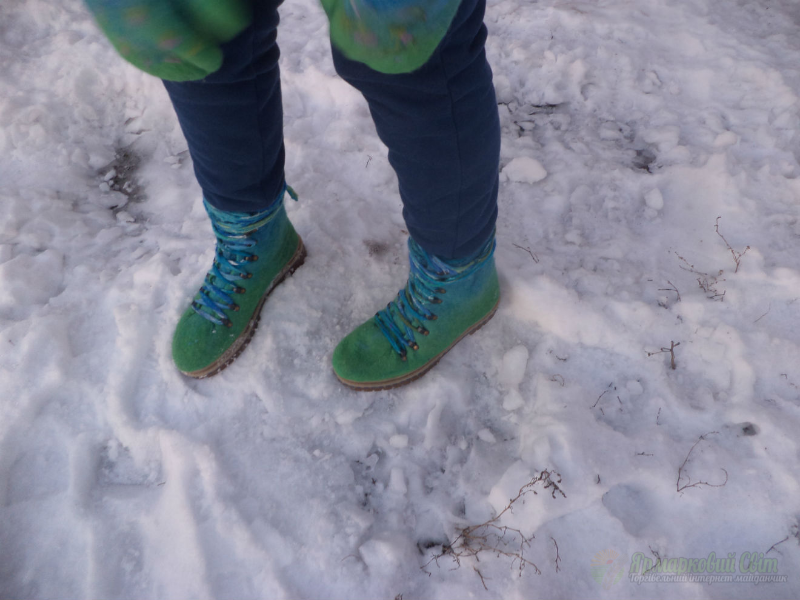 <div style=margin-left:10px><h1>валенки женские Голубая лагуна</h1><p><a href="/catalog/valyanie/">Валяння</a> » <a href="/catalog/valyanie/obschee/">Загальне</a></p><i class="fa fa-map-marker"></i> Донецкая область, Артемовск<br /><br /><div class="socdata"><script src="//yastatic.net/es5-shims/0.0.2/es5-shims.min.js"></script>
                                            <script src="//yastatic.net/share2/share.js"></script>
                                            <div class="ya-share2" data-services="facebook,gplus,twitter,lj,viber,whatsapp,skype" data-counter=""></div></div>