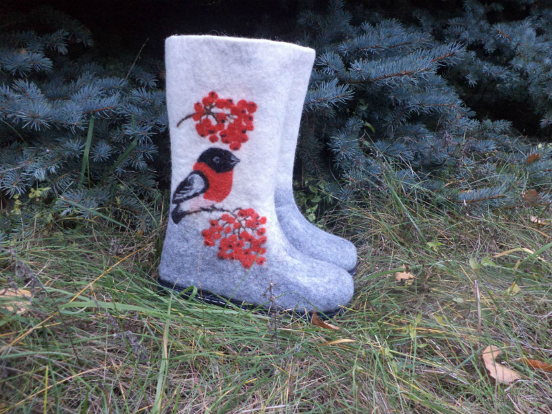 <div style=margin-left:10px><h1>валенки снегирь на рябине </h1><p><a href="/catalog/valyanie/">Валяння</a> » <a href="/catalog/valyanie/obschee/">Загальне</a></p><i class="fa fa-map-marker"></i> Донецкая область, Артемовск<br /><br /><div class="socdata"><script src="//yastatic.net/es5-shims/0.0.2/es5-shims.min.js"></script>
                                            <script src="//yastatic.net/share2/share.js"></script>
                                            <div class="ya-share2" data-services="facebook,gplus,twitter,lj,viber,whatsapp,skype" data-counter=""></div></div>