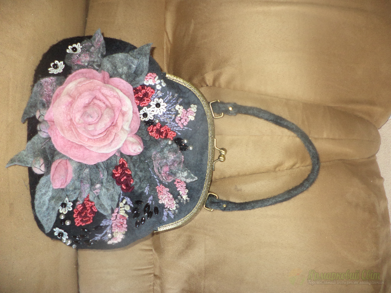 <div style=margin-left:10px><h1>сумочка валяная Розы пепел</h1><p><a href="/catalog/valyanie/">Валяння</a> » <a href="/catalog/valyanie/obschee/">Загальне</a></p><i class="fa fa-map-marker"></i> Донецкая область, Артемовск<br /><br /><div class="socdata"><script src="//yastatic.net/es5-shims/0.0.2/es5-shims.min.js"></script>
                                            <script src="//yastatic.net/share2/share.js"></script>
                                            <div class="ya-share2" data-services="facebook,gplus,twitter,lj,viber,whatsapp,skype" data-counter=""></div></div>