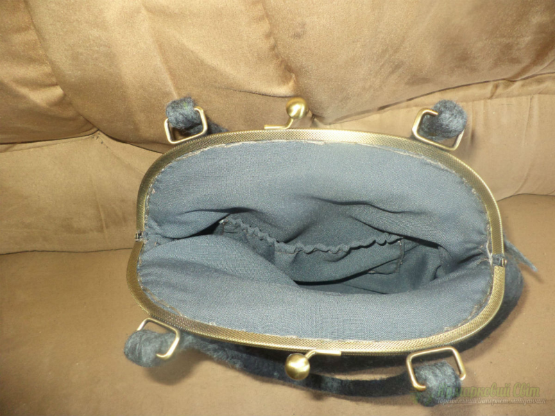 <div style=margin-left:10px><h1>сумочка валяная Розы пепел</h1><p><a href="/catalog/valyanie/">Валяння</a> » <a href="/catalog/valyanie/obschee/">Загальне</a></p><i class="fa fa-map-marker"></i> Донецкая область, Артемовск<br /><br /><div class="socdata"><script src="//yastatic.net/es5-shims/0.0.2/es5-shims.min.js"></script>
                                            <script src="//yastatic.net/share2/share.js"></script>
                                            <div class="ya-share2" data-services="facebook,gplus,twitter,lj,viber,whatsapp,skype" data-counter=""></div></div>