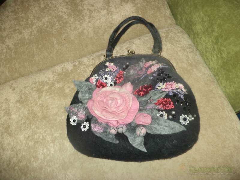 <div style=margin-left:10px><h1>сумочка валяная Розы пепел</h1><p><a href="/catalog/valyanie/">Валяння</a> » <a href="/catalog/valyanie/obschee/">Загальне</a></p><i class="fa fa-map-marker"></i> Донецкая область, Артемовск<br /><br /><div class="socdata"><script src="//yastatic.net/es5-shims/0.0.2/es5-shims.min.js"></script>
                                            <script src="//yastatic.net/share2/share.js"></script>
                                            <div class="ya-share2" data-services="facebook,gplus,twitter,lj,viber,whatsapp,skype" data-counter=""></div></div>