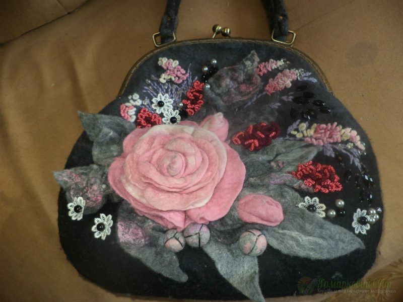 <div style=margin-left:10px><h1>сумочка валяная Розы пепел</h1><p><a href="/catalog/valyanie/">Валяння</a> » <a href="/catalog/valyanie/obschee/">Загальне</a></p><i class="fa fa-map-marker"></i> Донецкая область, Артемовск<br /><br /><div class="socdata"><script src="//yastatic.net/es5-shims/0.0.2/es5-shims.min.js"></script>
                                            <script src="//yastatic.net/share2/share.js"></script>
                                            <div class="ya-share2" data-services="facebook,gplus,twitter,lj,viber,whatsapp,skype" data-counter=""></div></div>